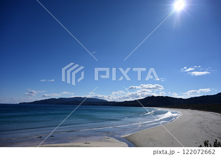 エメラルドグリーンに輝く海が広がる大岐の浜 122072662