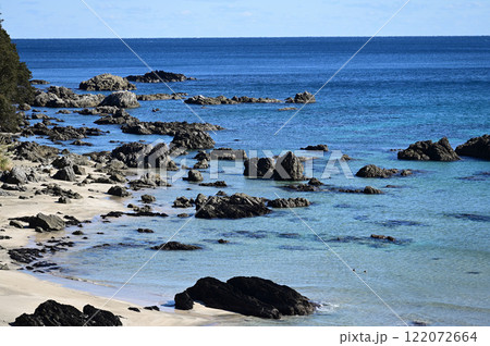 エメラルドグリーンに輝く海が広がる大岐の浜 122072664