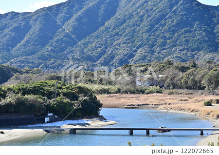 大岐の浜に注ぐ川に架かる沈下橋 122072665