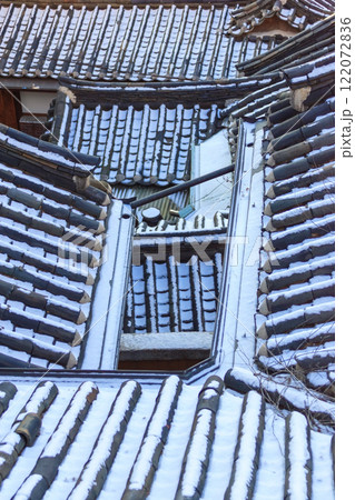 Snowy Seoul Jongno-gu Bukchon Hanok Village roof 122072836