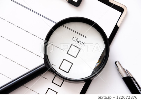 決算報告書と虫眼鏡 決算報告書と虫眼鏡 122072876