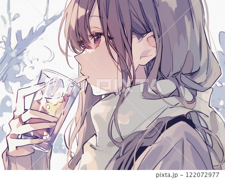 カフェでアイスティを飲む女性 122072977