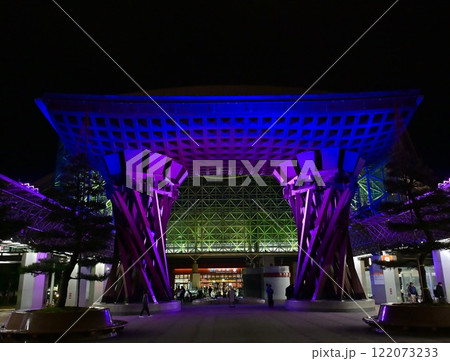 石川県金沢市にある金沢駅の東口に設置されたシンボリックな鼓門のライトアップ 122073233