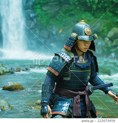 撤退する侍 122073459