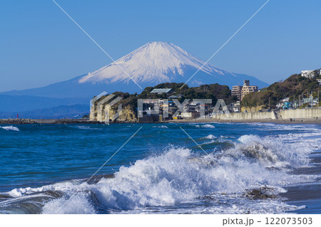 鎌倉の七里ヶ浜から見る雪をかぶった富士山　　 122073503