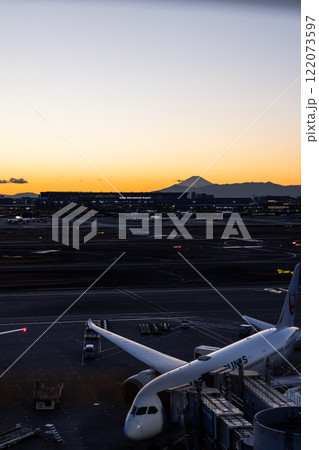 羽田空港に着陸した飛行機 羽田空港に着陸した飛行機 122073597