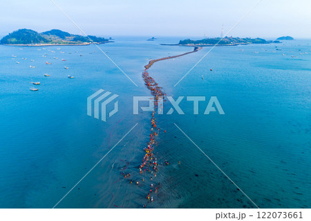 Tourists crossing Jindo-gun's miracle Sea Road revealed by low tide 122073661