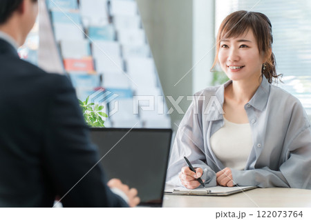 保険の相談に来た女性と接客対応する男性ビジネスマン 122073764