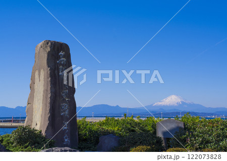 江ノ島の石碑と雪をかぶった富士山 122073828