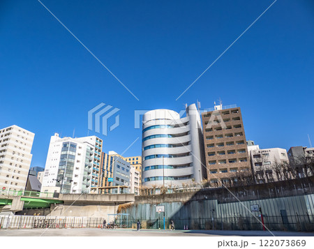 かつて築地川干拓後に都市計画が変更され、川底に誕生した空間【築地川公園 多目的広場】 122073869