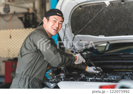 整備工場で働く整備士・自動車整備士・メカニックの中年アジア人男性 整備工場で働く整備士・自動車整備士・メカニックの中年アジア人男性 122073992
