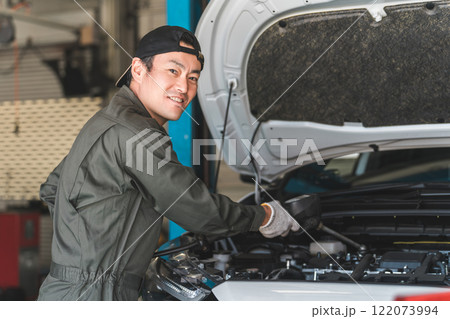 整備工場で働く整備士・自動車整備士・メカニックの中年アジア人男性 整備工場で働く整備士・自動車整備士・メカニックの中年アジア人男性 122073994