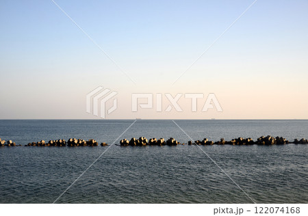 小豆島三都半島蒲野の海岸沿いのテトラポッド 122074168