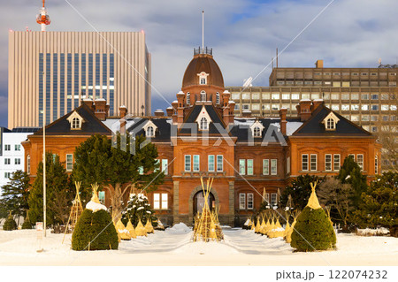 冬の夕暮れ 旧北海道庁(赤れんが庁舎) 北海道札幌市 冬の夕暮れ 旧北海道庁(赤れんが庁舎) 北海道札幌市 122074232