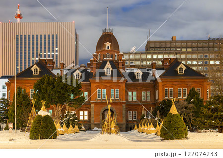 冬の夕暮れ　旧北海道庁（赤れんが庁舎）　北海道札幌市 122074233
