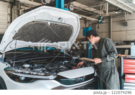自動車のエンジンルームをチェックする自動車整備士・受け入れ検査（車検・定期点検） 122074296