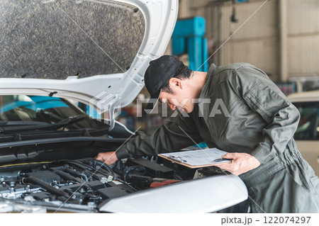 自動車のエンジンルームをチェックする自動車整備士・受け入れ検査(車検・定期点検) 自動車のエンジンルームをチェックする自動車整備士・受け入れ検査(車検・定期点検) 122074297
