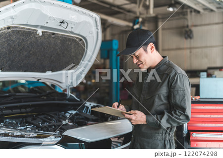 自動車のエンジンルームをチェックする自動車整備士・受け入れ検査(車検・定期点検) 自動車のエンジンルームをチェックする自動車整備士・受け入れ検査(車検・定期点検) 122074298