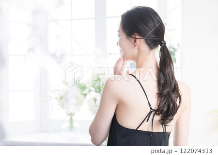 美容のスキンケア素肌感が美しい女性春夏のようなイメージの上半身の背中後ろ姿 122074313