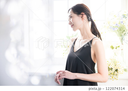 美容のスキンケア素肌感が美しい女性春夏のようなイメージの上半身　横顔 122074314