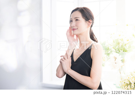 美容のスキンケア素肌感が美しい女性春夏のようなイメージの上半身 目を閉じる 美容のスキンケア素肌感が美しい女性春夏のようなイメージの上半身 目を閉じる 122074315