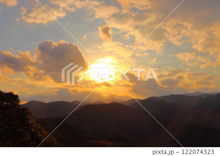 夕焼け空 夕陽 雲 山地 樹木 夕焼け空 夕陽 雲 山地 樹木 122074323