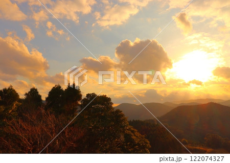 夕焼け空 夕陽 雲 山地 樹木 夕焼け空 夕陽 雲 山地 樹木 122074327