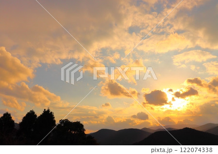 夕焼け空 夕陽 雲 山地 樹木 夕焼け空 夕陽 雲 山地 樹木 122074338