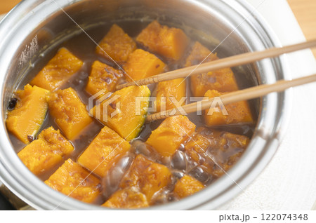 かぼちゃを煮含める 122074348