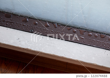 結露したガラス窓 122074488