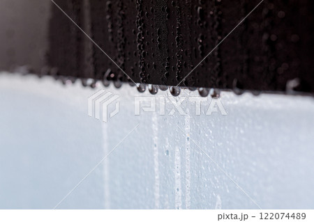 結露したガラス窓 122074489