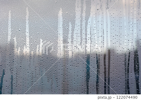 結露したガラス窓 結露したガラス窓 122074490
