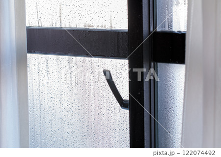 結露したガラス窓 122074492