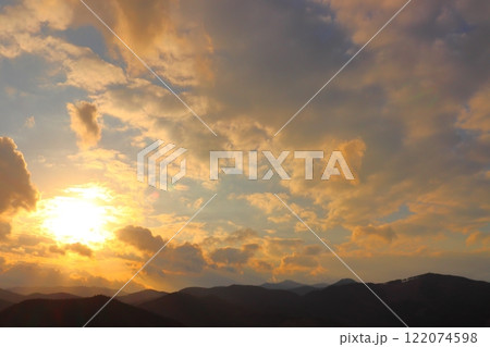 夕焼け空 夕陽 雲 山地 夕焼け空 夕陽 雲 山地 122074598