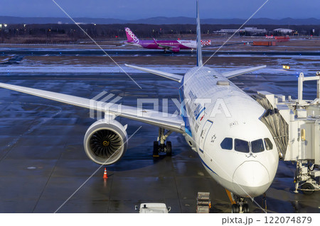 夜の新千歳空港　駐機中の飛行機　北海道千歳市 122074879