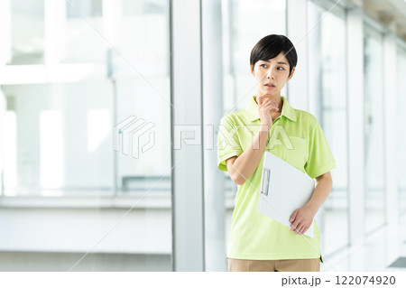 介護福祉士の若い女性 介護福祉士の若い女性 122074920
