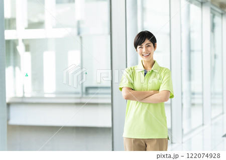 介護福祉士の若い女性 介護福祉士の若い女性 122074928