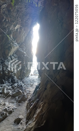大御神社内にある洞窟から見える昇り龍(宮崎県日向市) 大御神社内にある洞窟から見える昇り龍(宮崎県日向市) 122075056