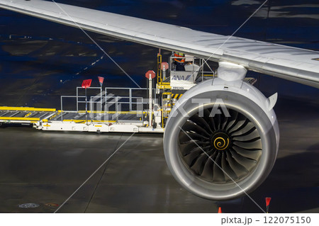 夜の新千歳空港　ハイリフトローダー　北海道千歳市 122075150