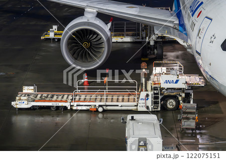夜の新千歳空港 ハイリフトローダー 北海道千歳市 夜の新千歳空港 ハイリフトローダー 北海道千歳市 122075151
