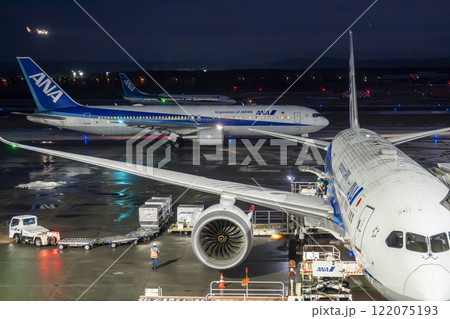 夜の新千歳空港　トラクターとドーリー　北海道千歳市 122075193
