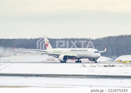冬の新千歳空港 雪煙と離陸する飛行機 北海道千歳市 冬の新千歳空港 雪煙と離陸する飛行機 北海道千歳市 122075293