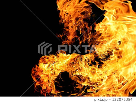 黒い背景に燃える火炎の3dイラスト 122075384