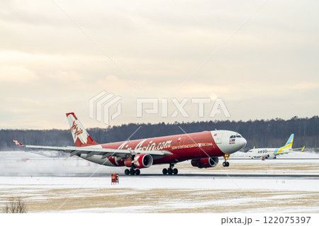 冬の新千歳空港　雪煙と着陸する飛行機　北海道千歳市　 122075397