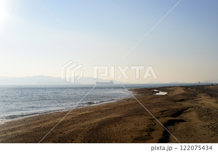 小豆島三都半島釈迦ヶ鼻の波打ち際風景 122075434