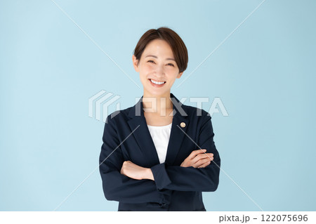 女性　弁護士　腕組み 122075696