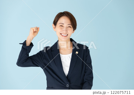 女性 弁護士 ガッツポーズ 女性 弁護士 ガッツポーズ 122075711