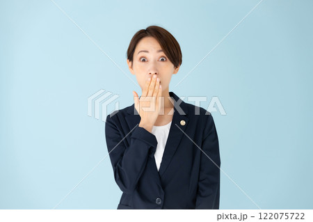 女性　弁護士　驚く 122075722