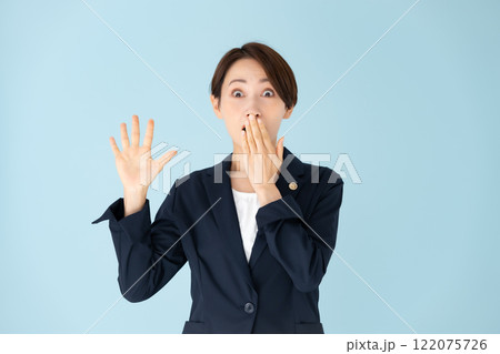 女性　弁護士　驚く 122075726