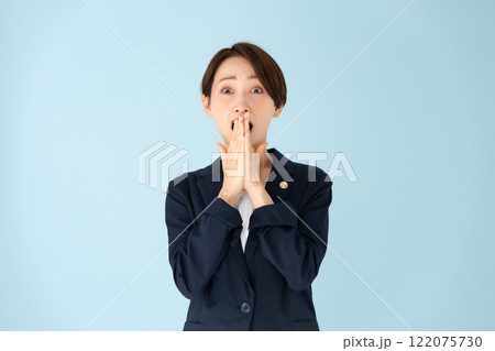 女性　弁護士　驚く 122075730